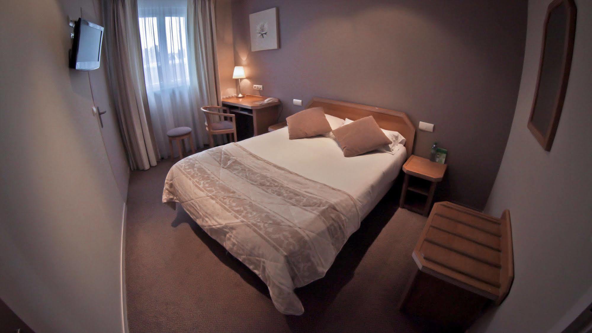Brit Hotel Les Voyageurs Loudeac Exterior photo